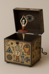 Photo réaliste d’une boîte à musique ornée de symboles oniriques, style Victor Brauner