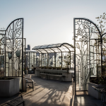 Jardin urbain avec structures végétales en vitrail blanc, style Louis Barillet
