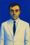 Portrait d'homme en costume blanc sur fond bleu IKB intense, style Yves Klein