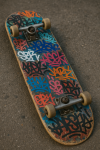 Photographie réaliste d’un skateboard tagué posé contre un mur