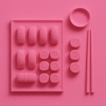 Plateau de sushis en rose monochrome, style Yves Klein