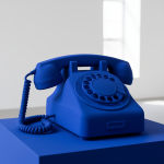 Photo réaliste d'un téléphone vintage peint en bleu IKB, style Yves Klein